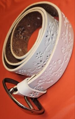 Vintage White Perforated Floral Leather Belt w/SilverTone Buckle Size Small EUC